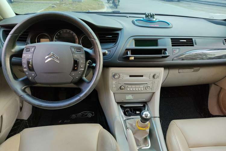 Used Citroen C5 2010 2.0L Manual Comfort Edition Center Console