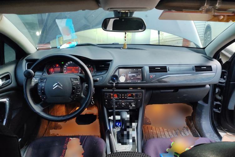 Used Citroen C5 2010 2.3L Automatic Luxury Edition Center Console