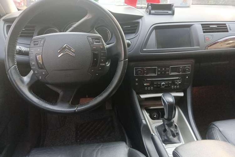 Used Citroen C5 2010 2.3L Automatic Luxury Edition Center Console