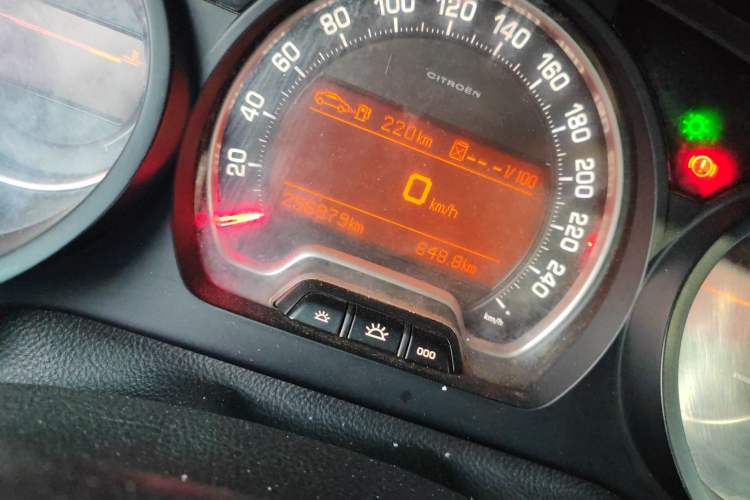 Used Citroen C5 2010 2.3L Automatic Luxury Edition Odometer Close Up