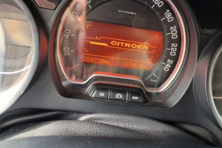 Used Citroen C5 2010 2.3L Automatic ZunYa Trim Odometer Close Up