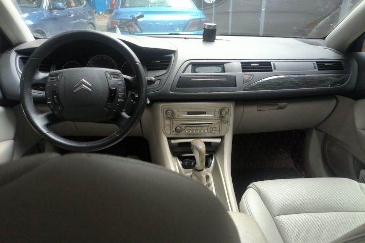 Used Citroen C5 2010 2.0L Automatic Comfort Edition Center Console
