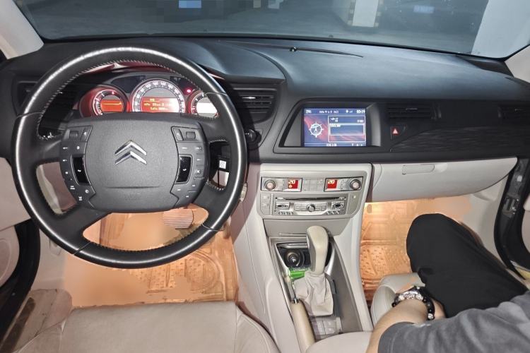 Used Citroen C5 2010 2.3L Automatic Luxury Edition Center Console