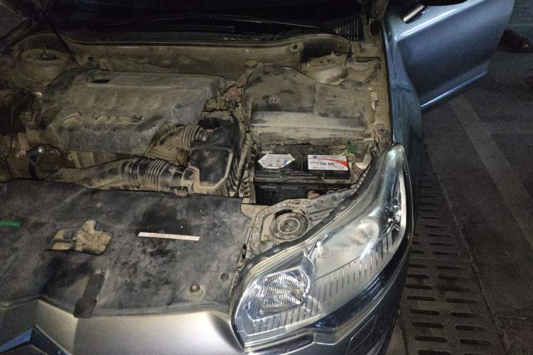 Used Citroen C5 2010 2.3L Automatic Luxury Edition Engine Bay Left