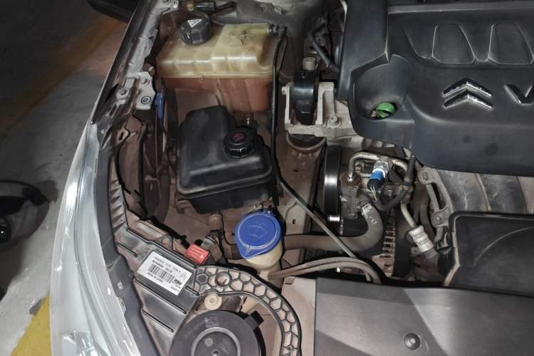Used Citroen C5 2010 2.3L Automatic Luxury Edition Engine Bay Right