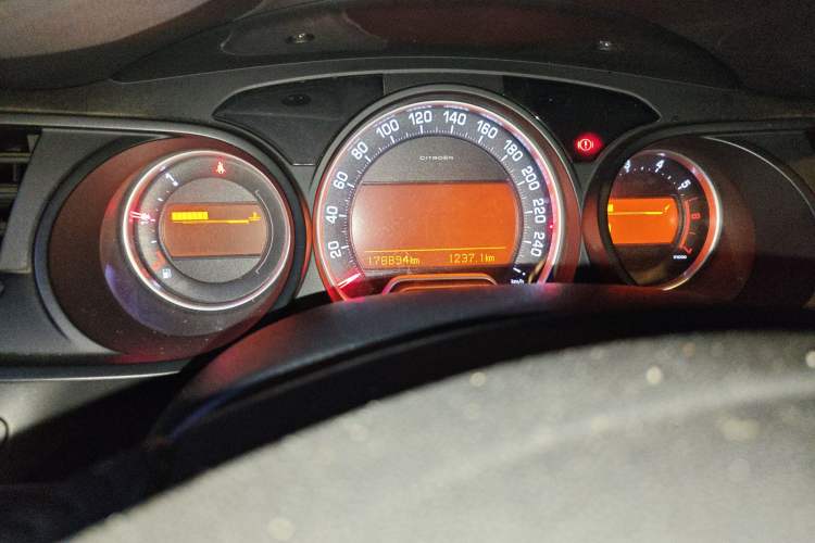 Used Citroen C5 2010 2.3L Automatic Luxury Edition Odometer Close Up