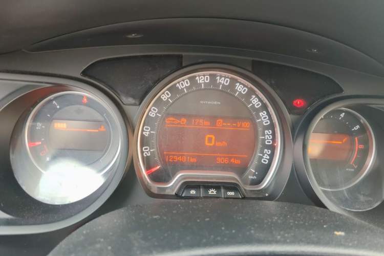 Used Citroen C5 2010 2.3L Automatic Luxury Edition Odometer Close Up