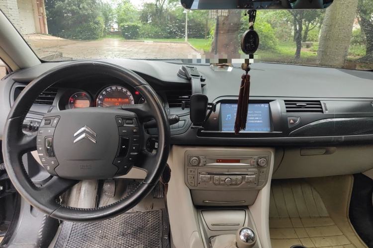 Used Citroen C5 2011 2.0L Manual Comfort Edition Center Console