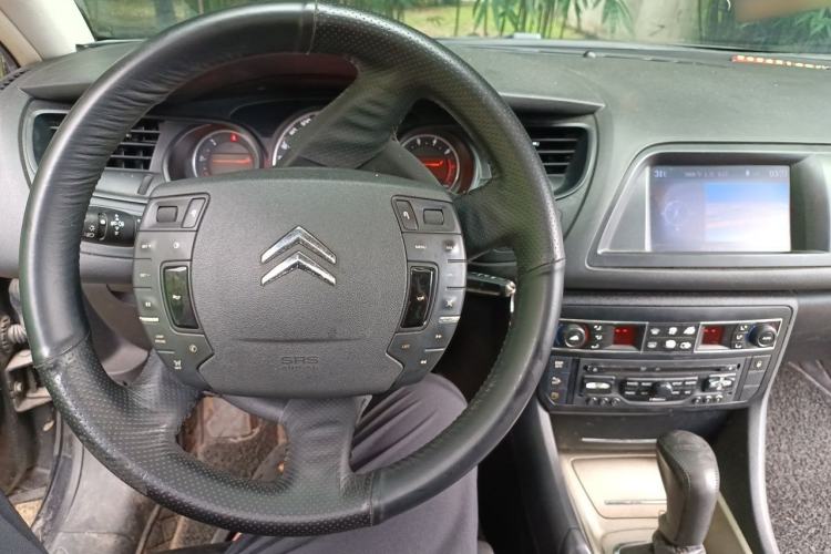 Used Citroen C5 2011 Dongfang Zhilü 2.3L Automatic Luxury Model Center Console