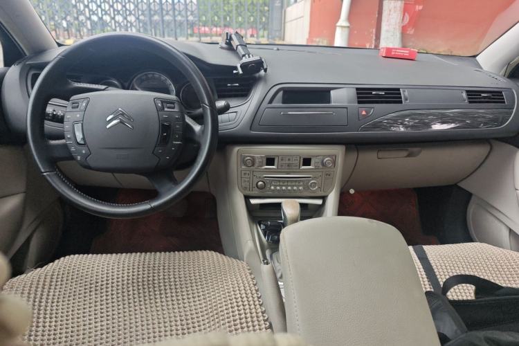 Used Citroen C5 2011 2.0L Automatic Comfort Edition Center Console