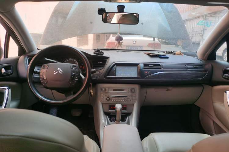 Used Citroen C5 2011 2.0L Automatic Comfort Edition Center Console