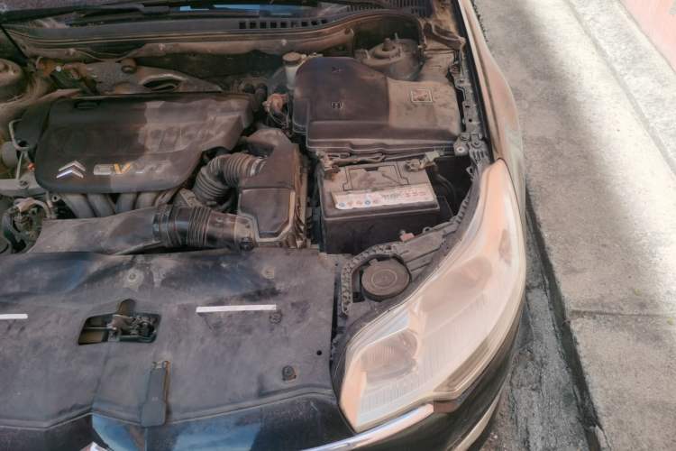 Used Citroen C5 2011 2.0L Automatic Comfort Edition Engine Bay Left