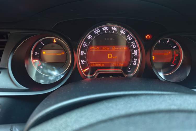 Used Citroen C5 2011 2.3L Automatic Luxury Version Odometer Close Up
