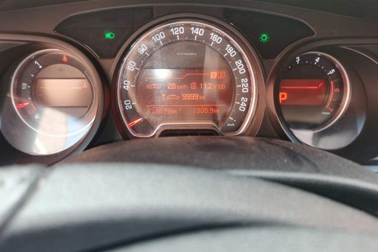 Used Citroen C5 2011 2.0L Automatic Comfort Edition Odometer Close Up