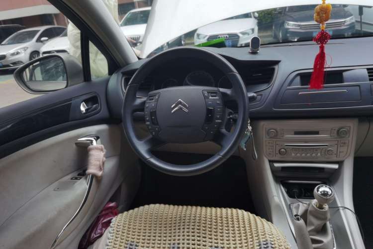 Used Citroen C5 2011 2.0L Manual Comfort Edition Center Console