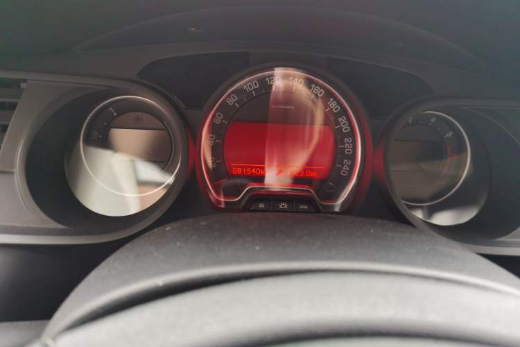 Used Citroen C5 2011 2.0L Manual Comfort Edition Odometer Close Up