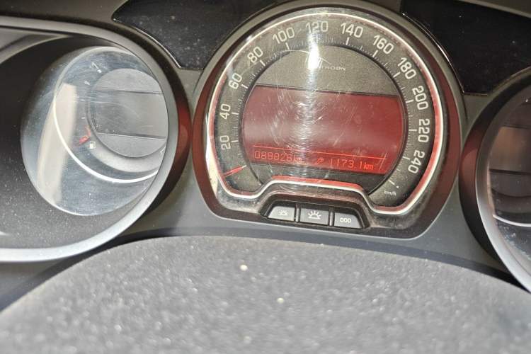 Used Citroen C5 2011 2.3L Automatic Zunya Edition Odometer Close Up