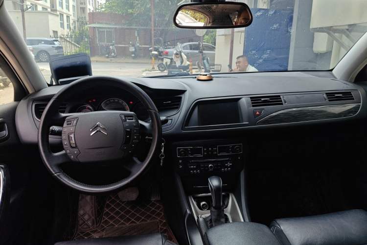 Used Citroen C5 2011 2.3L Automatic Luxury Version Center Console