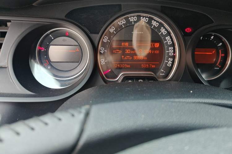 Used Citroen C5 2011 2.3L Automatic Luxury Version Odometer Close Up