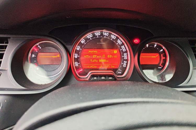 Used Citroen C5 2011 2.0L Manual Comfort Edition Odometer Close Up