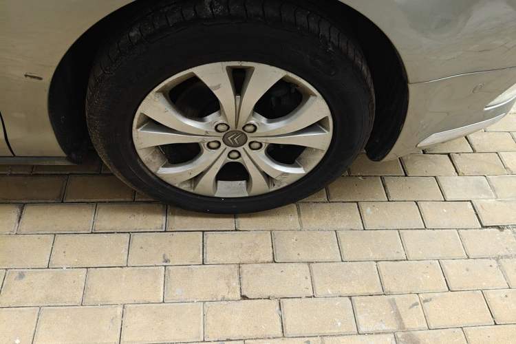 Used Citroen C5 2011 2.3L Automatic Luxury Version Right Front Wheel Hub