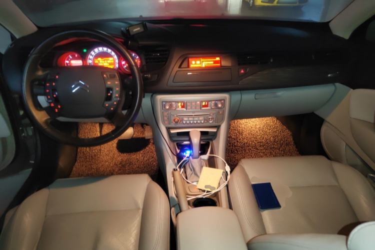 Used Citroen C5 2011 Dongfang Zhilü 2.0L Automatic Comfort Model Center Console