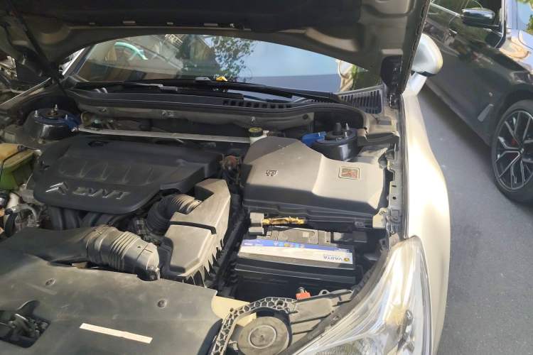Used Citroen C5 2011 2.0L Automatic Comfort Edition Engine Bay Left