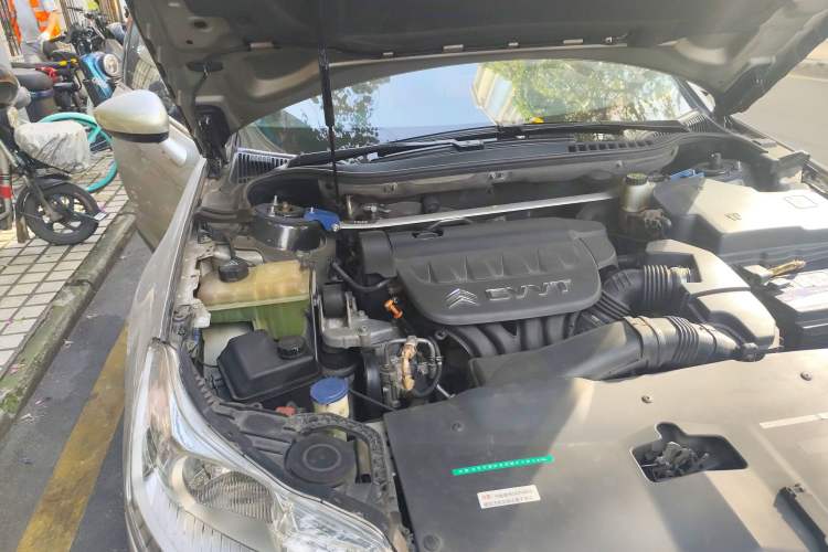 Used Citroen C5 2011 2.0L Automatic Comfort Edition Engine Bay Right