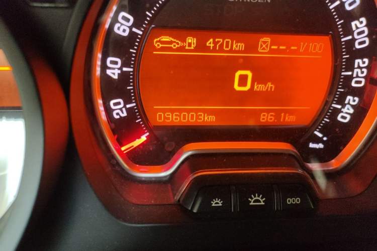 Used Citroen C5 2011 2.3L Automatic Luxury Version Odometer Close Up
