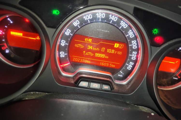 Used Citroen C5 2011 Dongfang Zhilü 2.0L Automatic Comfort Model Odometer Close Up