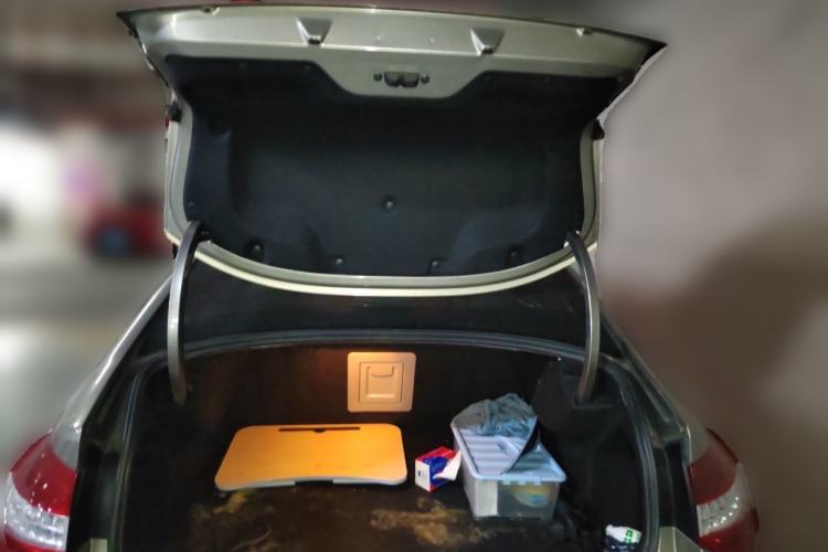 Used Citroen C5 2011 Dongfang Zhilü 2.0L Automatic Comfort Model Trunk