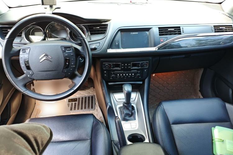 Used Citroen C5 2011 Dongfang Zhilü 2.3L Automatic Luxury Model Center Console