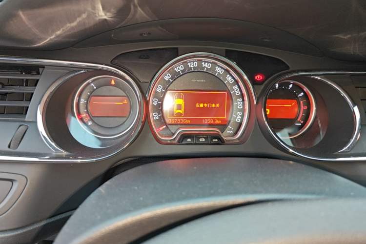 Used Citroen C5 2012 2.3L Prestige Version 20th Anniversary Edition Odometer Close Up