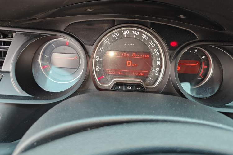 Used Citroen C5 2012 2.0L Automatic Luxury Edition Odometer Close Up