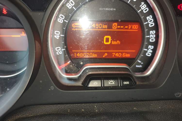 Used Citroen C5 2012 2.0L Automatic Luxury Edition Odometer Close Up