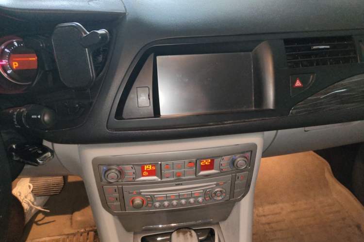 Used Citroen C5 2012 2.0L Automatic Luxury Edition Audio And AC Panel