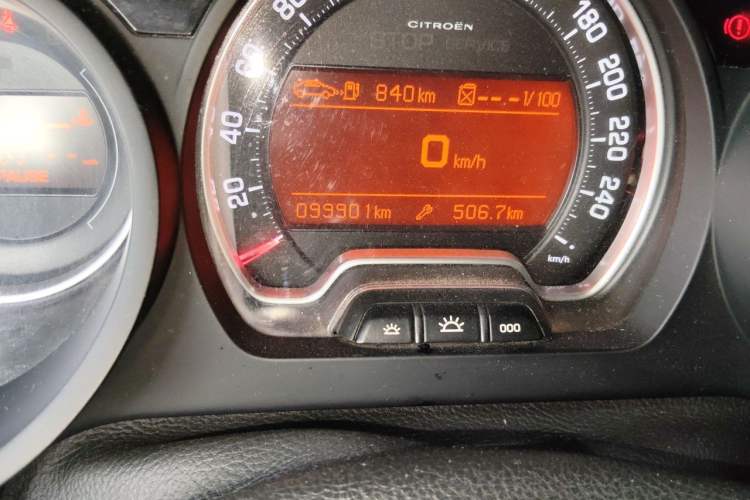 Used Citroen C5 2012 2.0L Manual Comfort Version Odometer Close Up