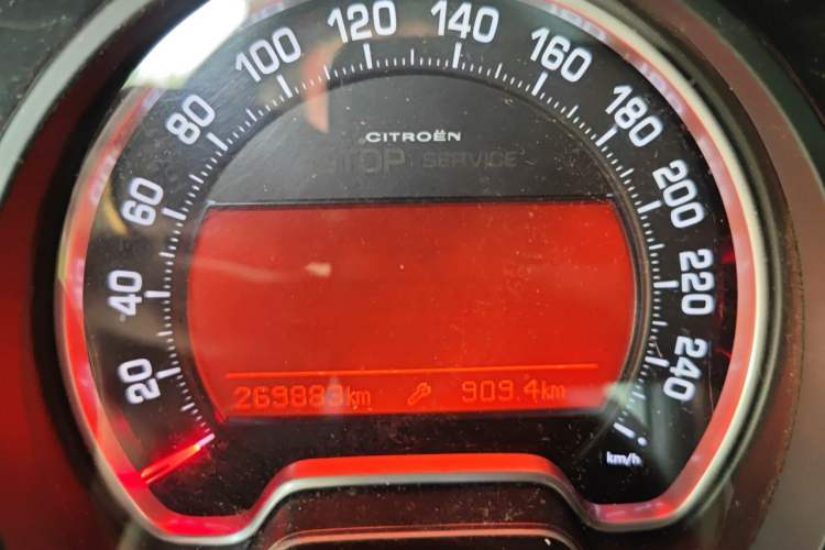 Used Citroen C5 2012 2.0L Manual Comfort Version Odometer Close Up