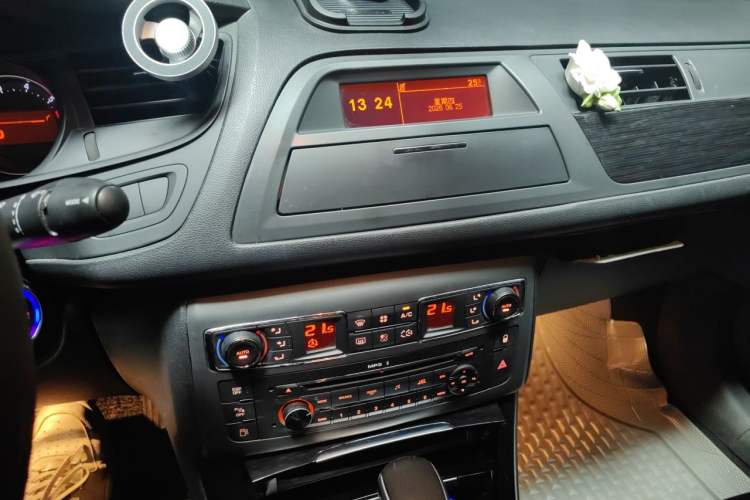 Used Citroen C5 2013 2.0L Automatic Luxury Model Audio And AC Panel