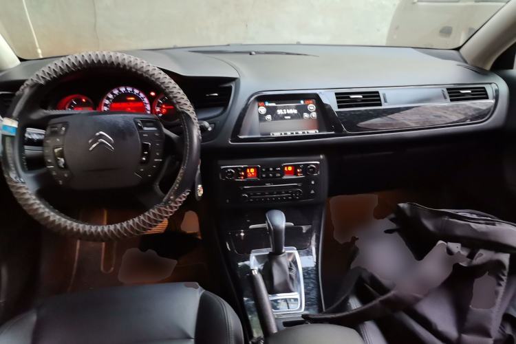 Used Citroen C5 2013 2.0L Automatic Luxury Model Center Console