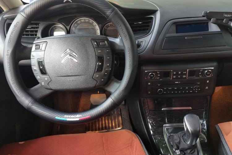 Used Citroen C5 2013 2.0L Automatic Luxury Model Center Console