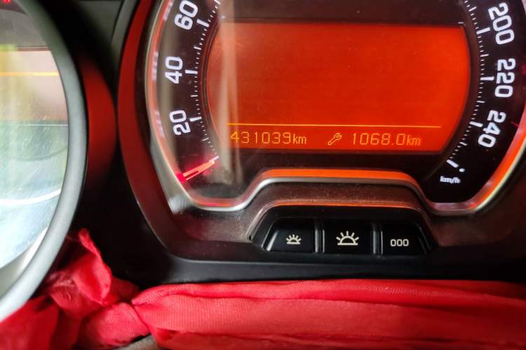 Used Citroen C5 2013 2.0L Automatic Luxury Model Odometer Close Up