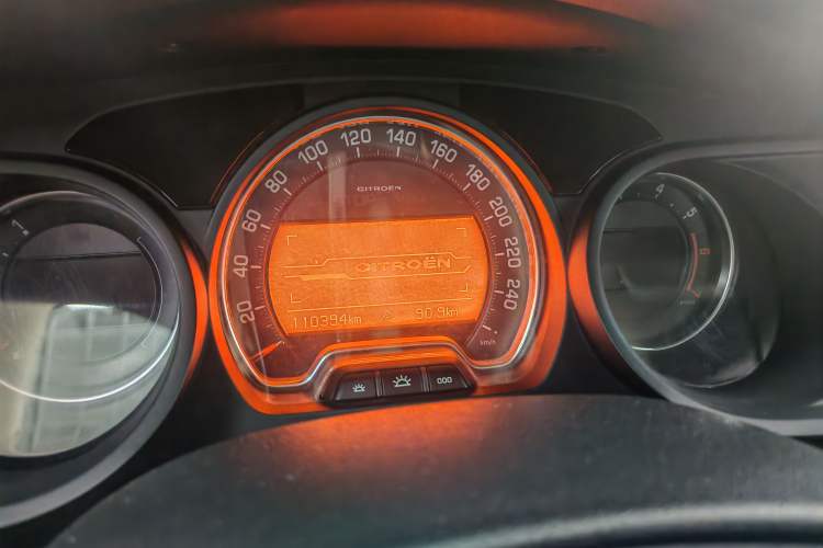 Used Citroen C5 2013 2.3L Automatic Zunyu Model Odometer Close Up