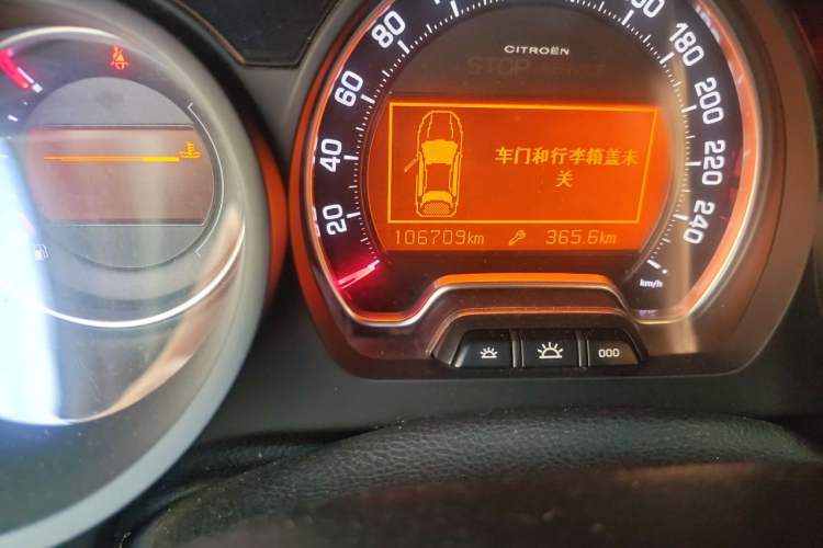 Used Citroen C5 2013 2.0L Automatic Luxury Model Odometer Close Up