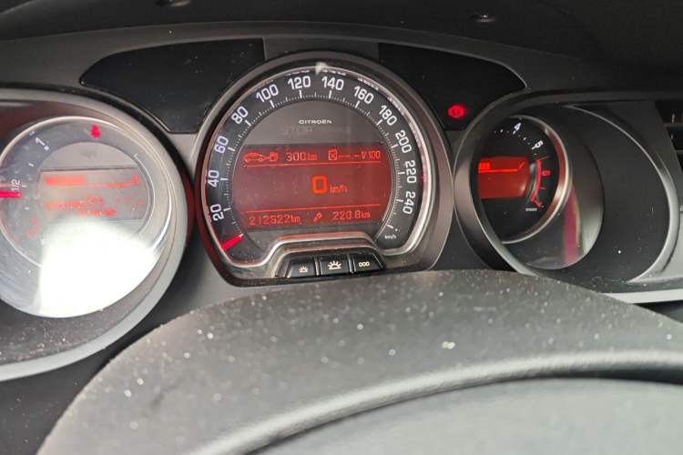 Used Citroen C5 2013 2.0L Automatic Luxury Model Odometer Close Up