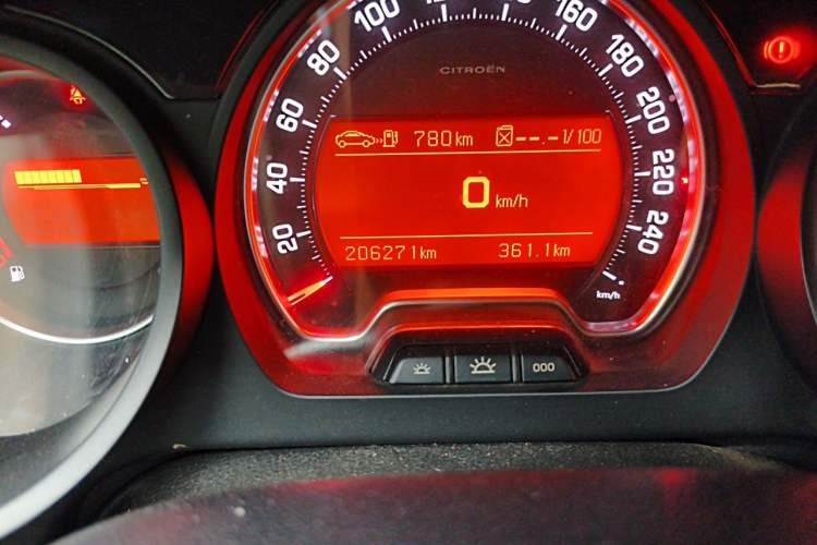 Used Citroen C5 2013 2.3L Automatic Zunyu Model Odometer Close Up