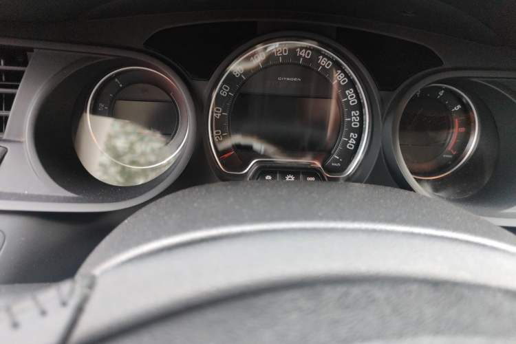Used Citroen C5 2013 2.0L Automatic Luxury Model Odometer Close Up