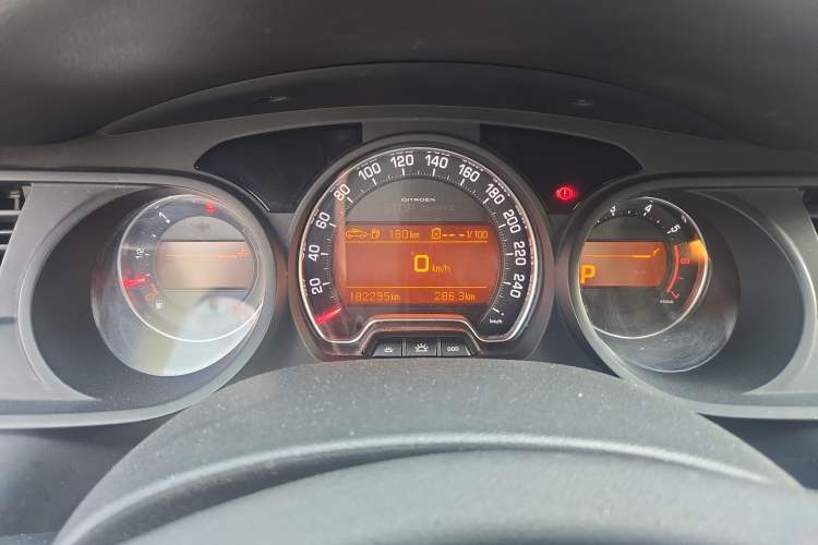 Used Citroen C5 2013 2.0L Automatic Luxury Model Odometer Close Up