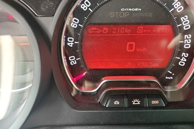 Used Citroen C5 2013 2.0L Automatic Luxury Model Odometer Close Up