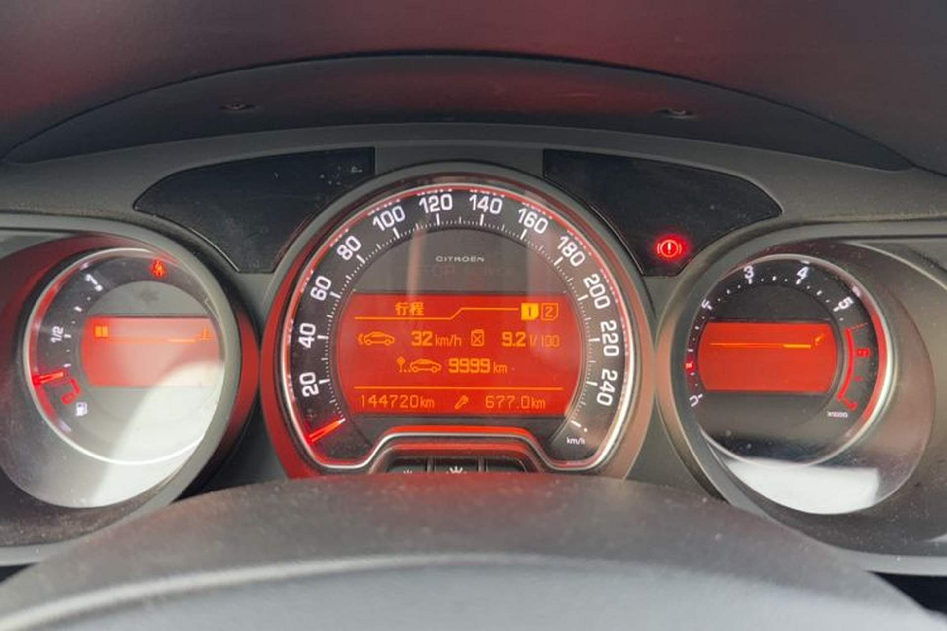 Used Citroen C5 2013 2.0L Manual Comfort Version Odometer Close Up